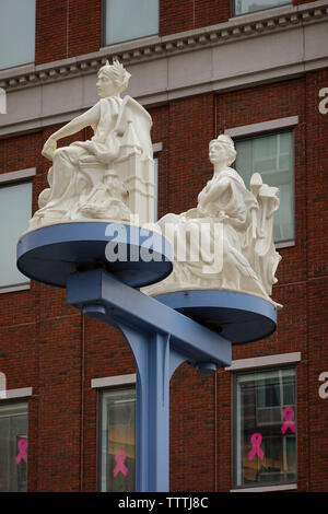 Miss Brooklyn und Manhattan Statuen am Eingang der Manhattan Bridge von der Brooklyn Seite Stockfoto