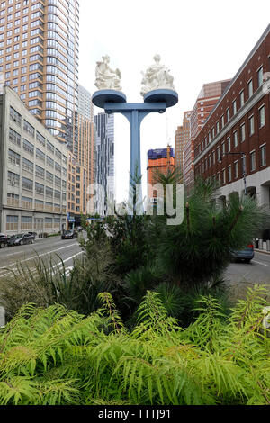 Miss Brooklyn und Manhattan Statuen am Eingang der Manhattan Bridge von der Brooklyn Seite Stockfoto