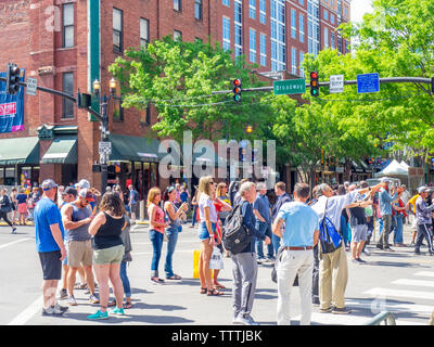 NFL Fans am Broadway geschlossen für den Verkehr während der NFL Draft 2019 Nashville Tennessee USA. Stockfoto