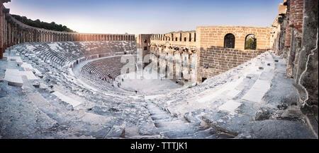 Hohe Betrachtungswinkel der Römischen Theater in Aspendos gegen Himmel bei Sonnenuntergang Stockfoto