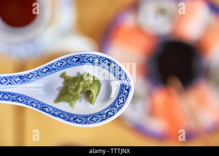 Wasabi Sauce in Keramik Löffel. Stockfoto