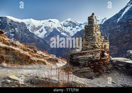 Alten stupa auf Mardi Himal trek Ruine gegen den klaren Himmel im Winter Stockfoto