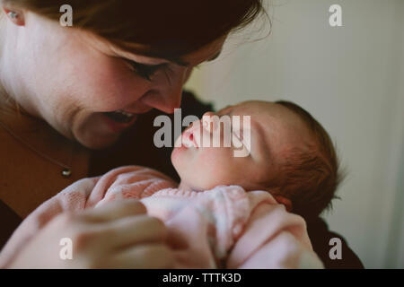 Glückliche Mutter zu schlafen Baby Mädchen suchen Stockfoto