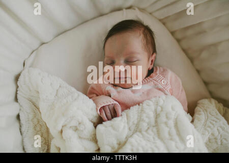 Ansicht von oben von Baby Mädchen schlafen in der Krippe Stockfoto