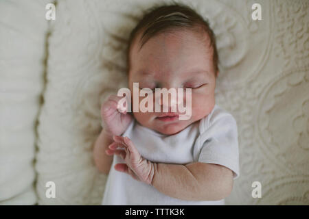 Ansicht von oben von Baby Mädchen schlafen mit den Augen in die Krippe geschlossen. Stockfoto