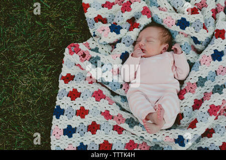 Ansicht von oben von Baby Mädchen schlafen auf Decke in Hof Stockfoto