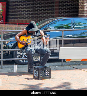 Afro Acoustic Guitar Player in Nashville, Tennessee USA Straßenmusik. Stockfoto