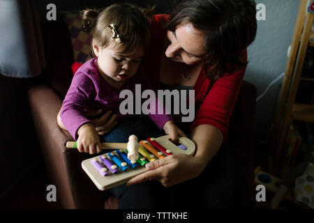 Hohe Betrachtungswinkel von Mutter und Tochter spielt Xylophon zu Hause Stockfoto