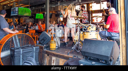 Musik Band spielt auf der Bühne in Dierks Bentleys Whiskey Row Restaurant während NFL Draft 2019 Nashville Tennessee USA. Stockfoto