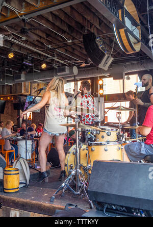 Musik Band spielt auf der Bühne in Dierks Bentleys Whiskey Row Restaurant während NFL Draft 2019 Nashville Tennessee USA. Stockfoto