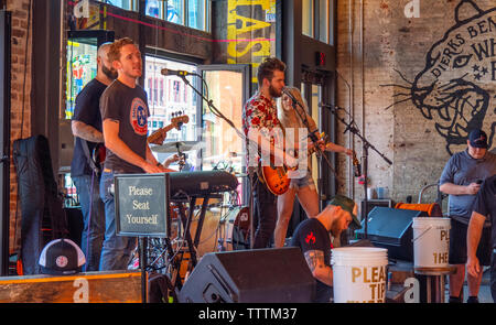 Musik Band spielt auf der Bühne in Dierks Bentleys Whiskey Row Restaurant während NFL Draft 2019 Nashville Tennessee USA. Stockfoto