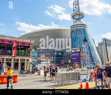 Bridgestone Arena am Broadway mit Straße Barrieren Schließen der Straße Verkehr für die NFL Draft 2019 Nashville Tennessee USA. Stockfoto