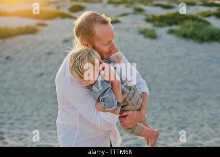 Hohe Betrachtungswinkel von Vater, Sohn am Strand Stockfoto