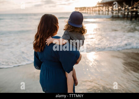 Mutter und Sohn an der Aussicht auf Ufer suchen Stockfoto