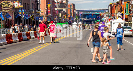 NFL Fans am Broadway geschlossen für den Verkehr während der NFL Draft 2019 Nashville Tennessee USA. Stockfoto