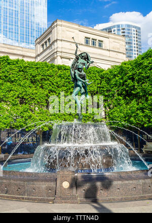 Die Harmony-Brunnen, mit der Darstellung der Geburt von Apollo außerhalb der Schermerhorn Symphony Center, Nashville, Tennessee. Stockfoto