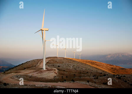 Windmühlen auf Berg gegen den klaren Himmel Stockfoto