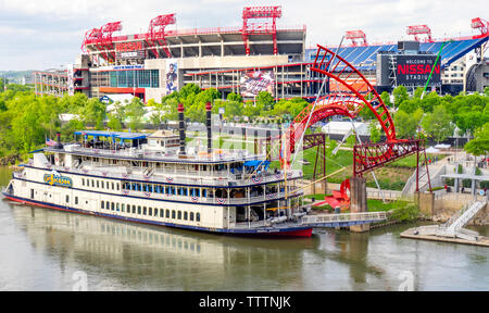 Der General Jackson Showboat Anker auf dem Cumberland River und Nissan Stadium im Hintergrund Nashville Tennessee USA. Stockfoto