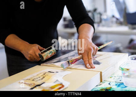 Mittelteil der Frau Malerei in art studio Stockfoto
