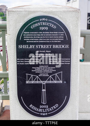 Ein Zeichen erläutert die Baugeschichte des Shelby Street Bridge jetzt genannt John Seigenthaler Fußgängerbrücke, Nashville, Tennessee. Stockfoto