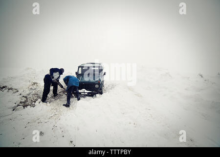 Car stuck in Snow Feld Stockfoto