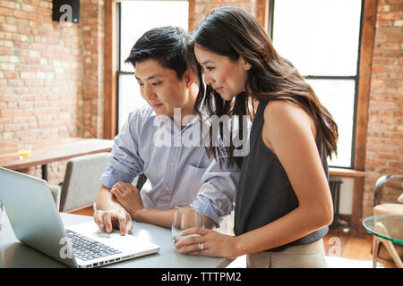 Mann und Frau mit Laptop Computer zu Hause. Stockfoto