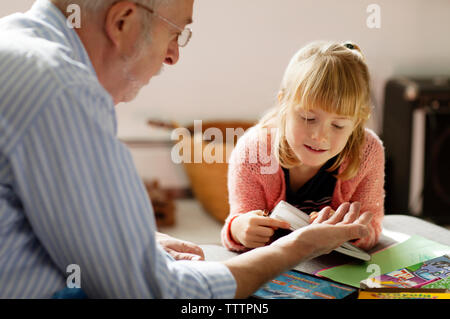 Großvater und Enkelin zu Hause Stockfoto