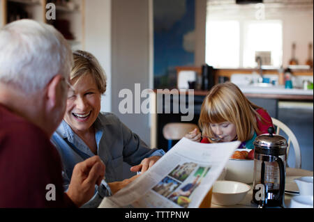 Glückliche Familie am Frühstückstisch Stockfoto