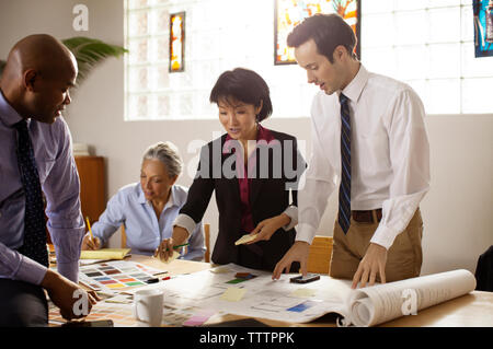 Geschäftsleute, die am Schreibtisch im Büro arbeiten Stockfoto