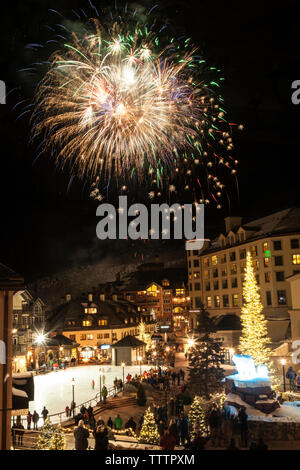 Low Angle View von Feuerwerk über beleuchtete Stadt bei Nacht Stockfoto