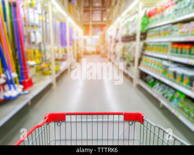 Supermarkt Gang mit leeren Rot Warenkorb Stockfoto