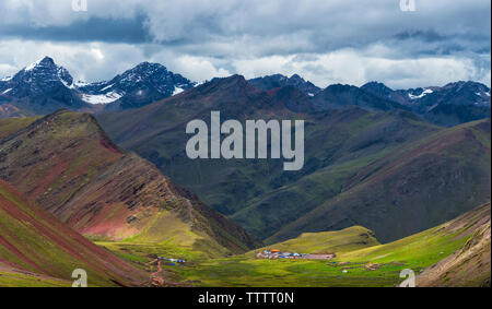 Quechua Dorf im Regenbogen Berg (Vinicunca), Cusco Region, Peru Stockfoto