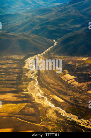 Luftaufnahme eines Flusses schlängeln durch die Anden, Bolivien Stockfoto