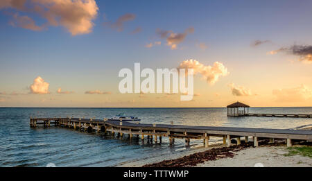 Piers bei Sonnenuntergang auf dem Karibischen Meer im Süden Sound, Grand Cayman, Cayman Islands Stockfoto