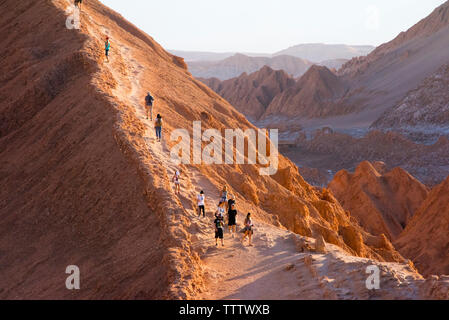 Touristen wandern im Valle de la Luna (Mondtal), San Pedro de Atacama Antofagasta Region, Chile Stockfoto