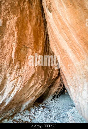 Eintritt in die natürliche, 83 Fuß langen Tusher Tunnel unter Sandsteinfelsen im Bereich Moab, Utah Stockfoto