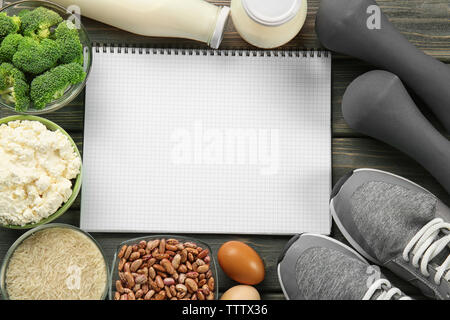 Notebook mit Essen und Sport. Health Care Konzept Stockfoto