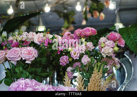 Schöne Blumen im Shop Stockfoto