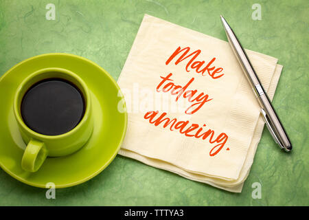 Machen heute erstaunliche Erinnerung - Handschrift auf eine Serviette mit einer Tasse Espresso Stockfoto