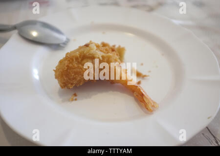 Garnelen Tempura frittierte zerschlagene Garnele auf weißen Teller Stockfoto