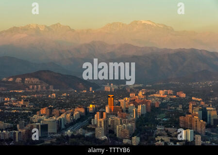 Luftaufnahme von Downtown Skyline bei Sonnenuntergang, Santiago, Chile Stockfoto