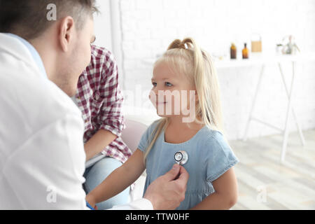 Männliche Kinderarzt Arzt Prüfung kleines Mädchen Stockfoto