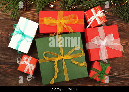 Schön verpackt Weihnachten Geschenke in unterschiedlichen Größen auf Holzbrett Stockfoto