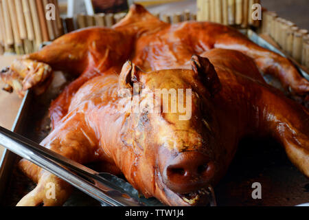 Gebratene ganze Schwein in einem Strich, kubanisches Essen schöne Farbe Stockfoto