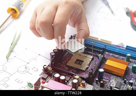 Man Installieren des Mikroprozessors auf der Hauptplatine, in der Nähe Stockfoto