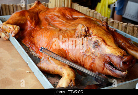 Gebratene ganze Schwein in einem Strich, kubanisches Essen schöne Farbe Stockfoto