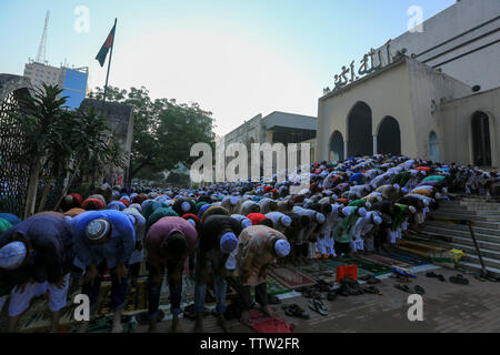 Leute melden Sie Eid-ul-Azha Gebete an der Baitul Mukarram National Mosque in Dhaka. Bangladesch Stockfoto