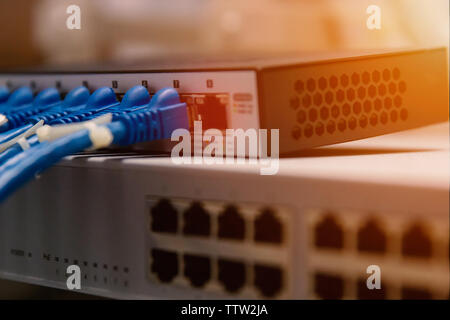 Informationen-Technologie-Computer-Netzwerk, Telekommunikation Ethernet-Kabel an Internet-Switch angeschlossen. Stockfoto