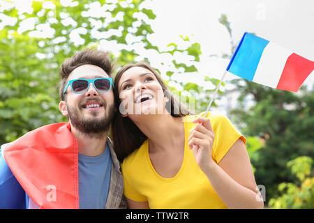 Emotionale Fußball-Fans mit Frankreich Flagge, im Freien Stockfoto