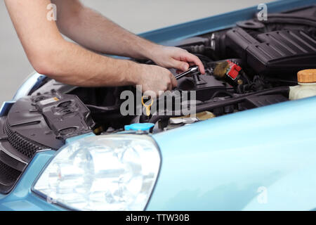 Mechaniker Hände Reparatur Auto in die Motorhaube öffnen Stockfoto
